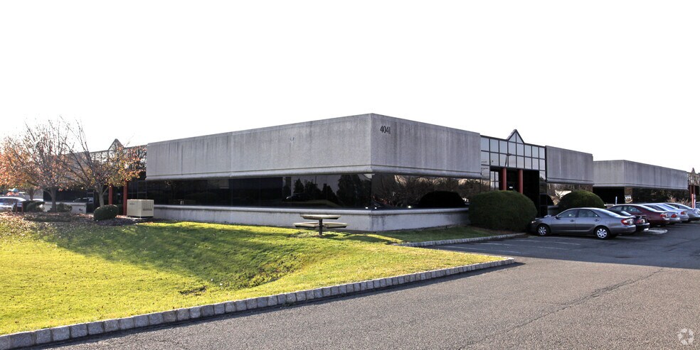 4081 Hadley Rd, South Plainfield, NJ à louer - Photo du bâtiment - Image 2 de 4