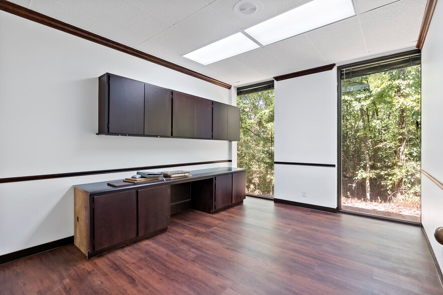 4500 Carter Creek Pky, Bryan, TX for lease - Interior Photo - Image 2 of 10