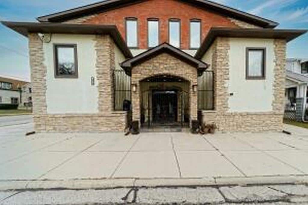 1234 Manitoba Ave, South Milwaukee, WI à vendre Photo principale- Image 1 de 17