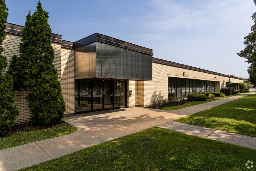 241 Boul Hymus, Pointe-claire, QC à louer - Photo principale - Image 1 de 5