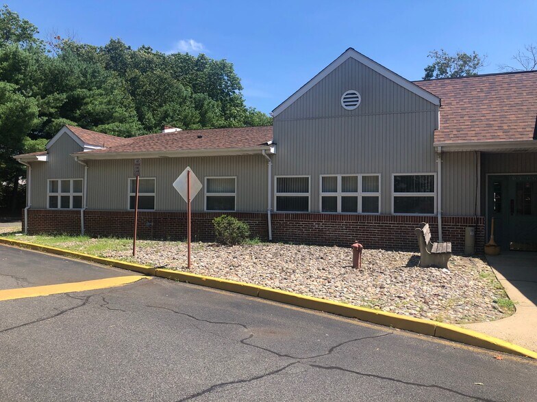 65 Lacey Rd, Whiting, NJ à louer - Photo du bâtiment - Image 2 de 4