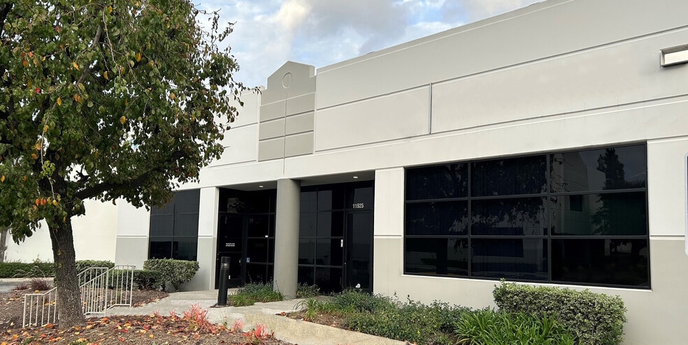 11925-11933 Los Nietos Rd, Santa Fe Springs, CA for lease - Primary Photo - Image 1 of 12