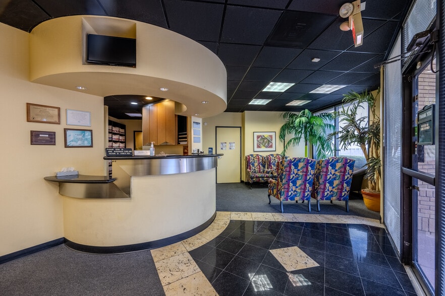 1570 S Rainbow Blvd, Las Vegas, NV for lease - Lobby - Image 2 of 34