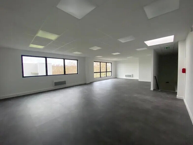 Flex in Aubergenville for lease - Interior Photo - Image 2 of 7