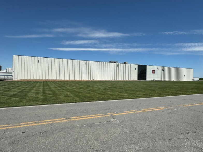 400 Prairie Village Dr, New Century, KS à vendre - Photo du bâtiment - Image 2 de 6