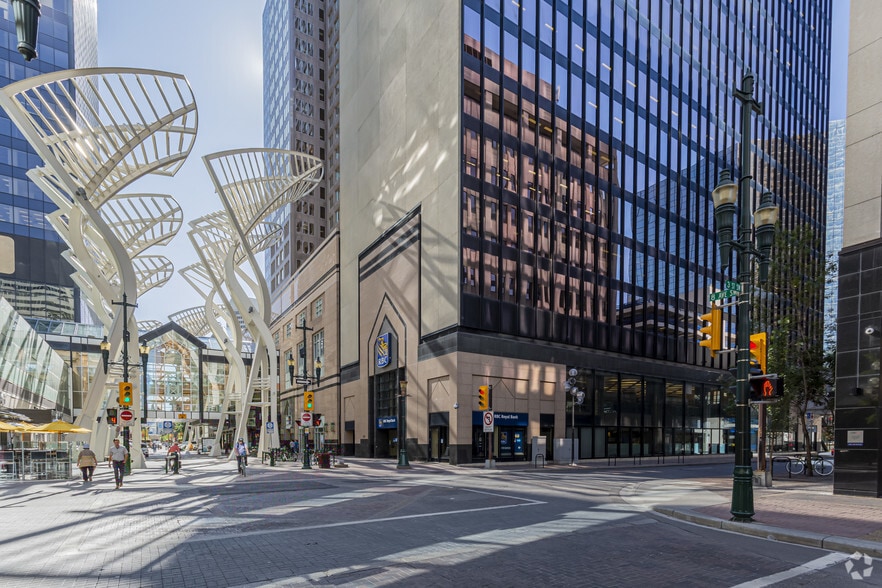 335 8th Ave SW, Calgary, AB à louer - Photo du bâtiment - Image 2 de 25