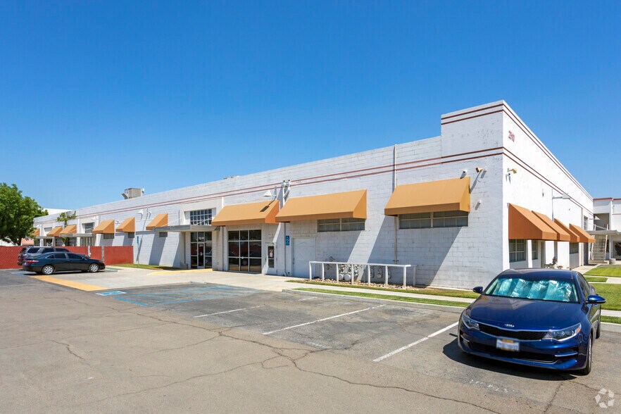 2510-2550 S East Ave, Fresno, CA à louer - Photo du bâtiment - Image 2 de 10
