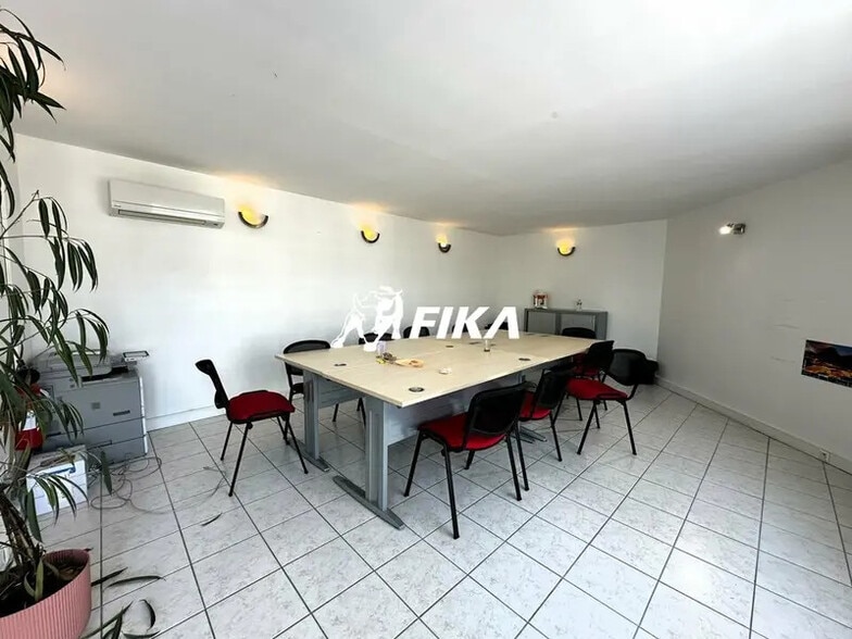 50 Route De Paris, Fenouillet for lease - Interior Photo - Image 3 of 5