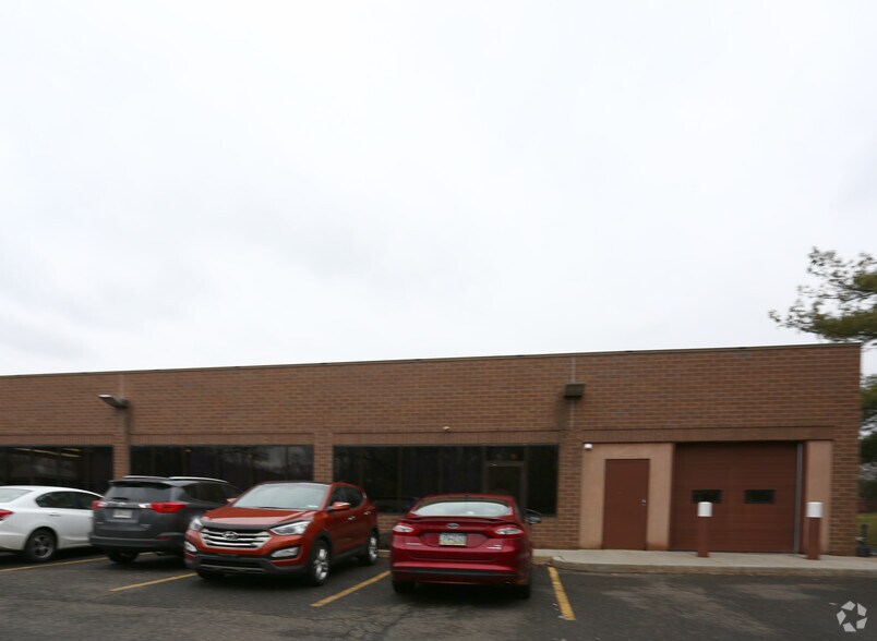 3930 Commerce Ave, Willow Grove, PA à louer - Photo du bâtiment - Image 3 de 4