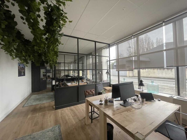 Office in Bordeaux for lease - Interior Photo - Image 1 of 6