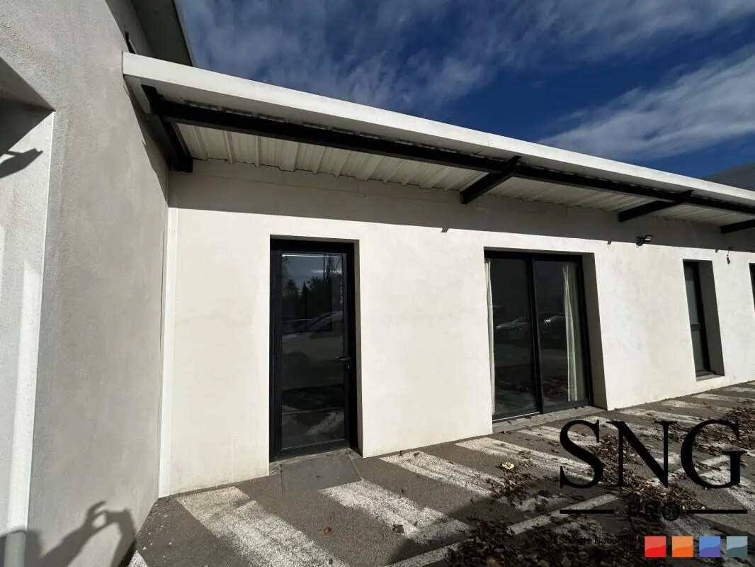 Office in Éguilles for lease Building Photo- Image 1 of 12