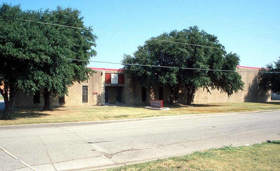 1215 Viceroy Dr, Dallas, TX à vendre - Photo du bâtiment - Image 3 de 6