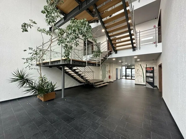 Office in Bischheim for lease - Lobby - Image 1 of 3