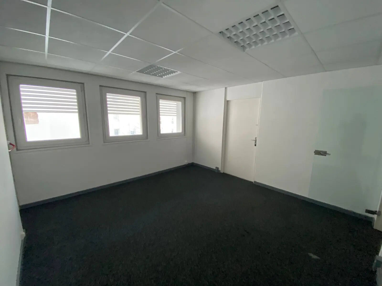 166 Avenue De Hambourg, Marseille for lease Interior Photo- Image 1 of 4