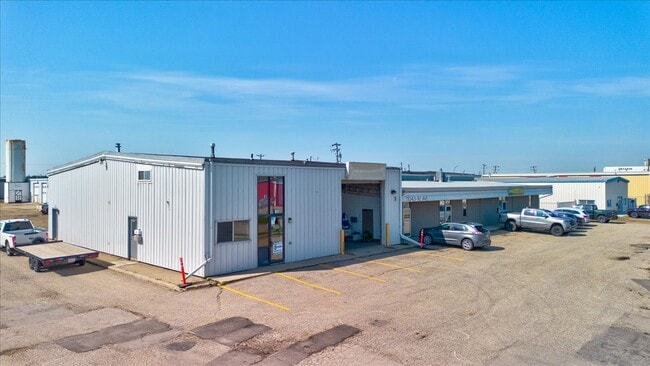 Plus de détails pour 11037 92 Av, Grande Prairie, AB - Industriel à vendre
