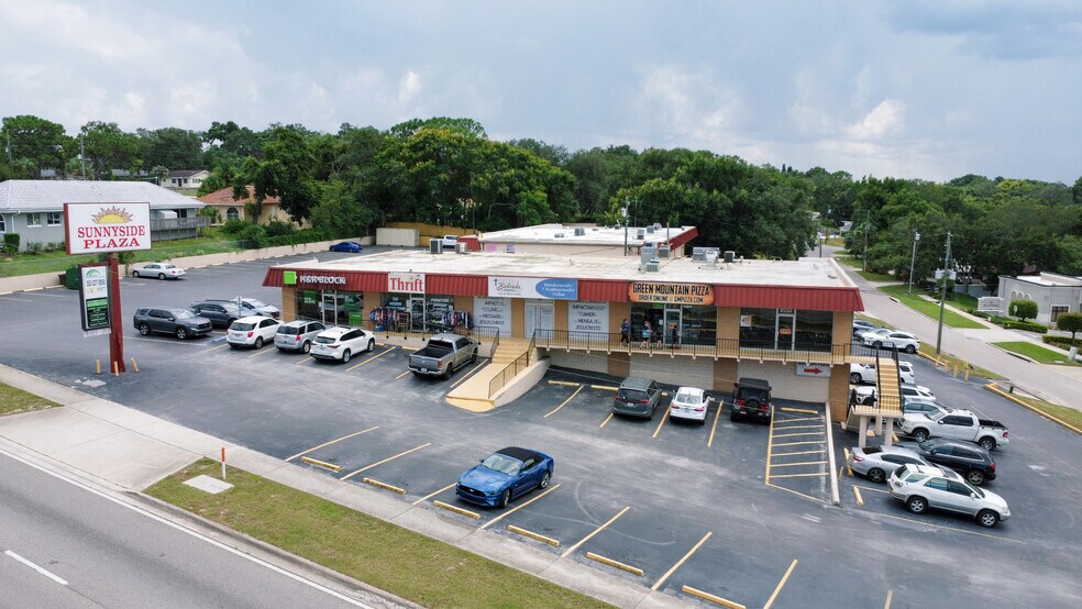 Sunnyside Plaza portefeuille de 2 propriétés à vendre sur LoopNet.ca - Photo du bâtiment - Image 1 de 12