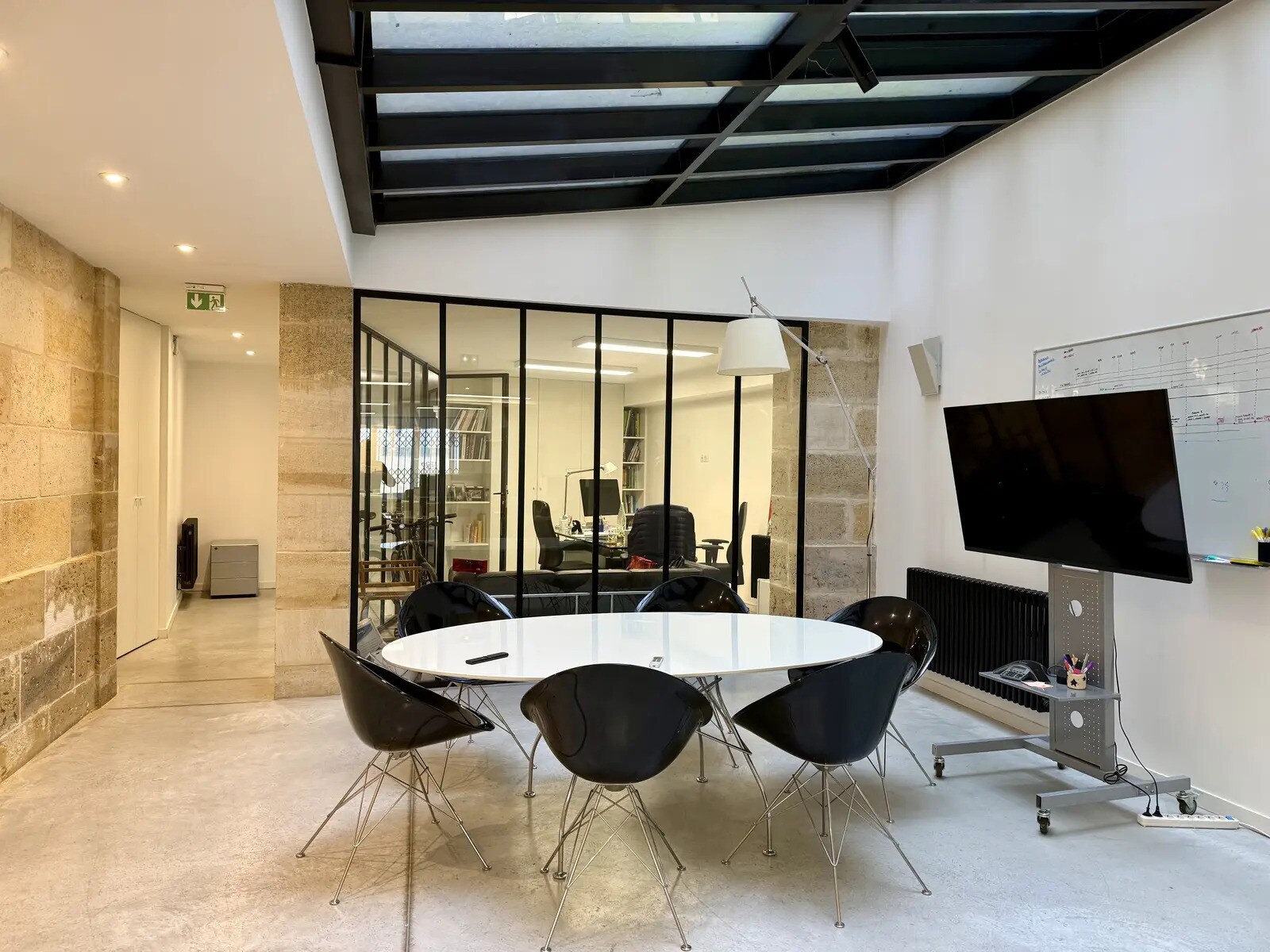 Office in Bordeaux for lease Interior Photo- Image 1 of 7