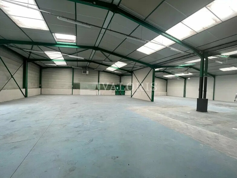 Flex in Saint-Genis-Laval for lease - Interior Photo - Image 3 of 59