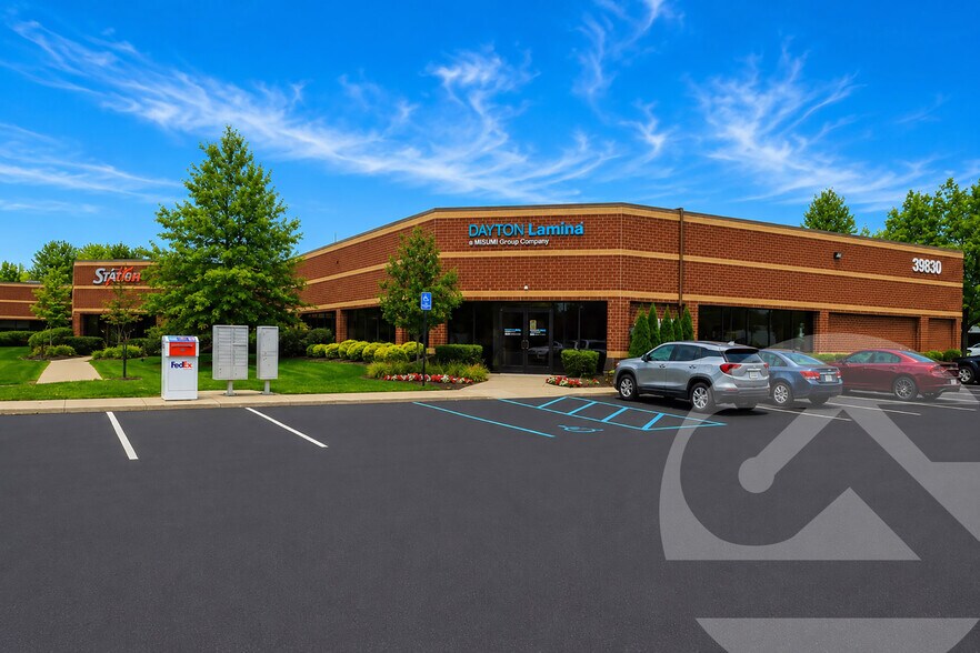 39830 Grand River Ave, Novi, MI à louer - Photo du bâtiment - Image 1 de 9