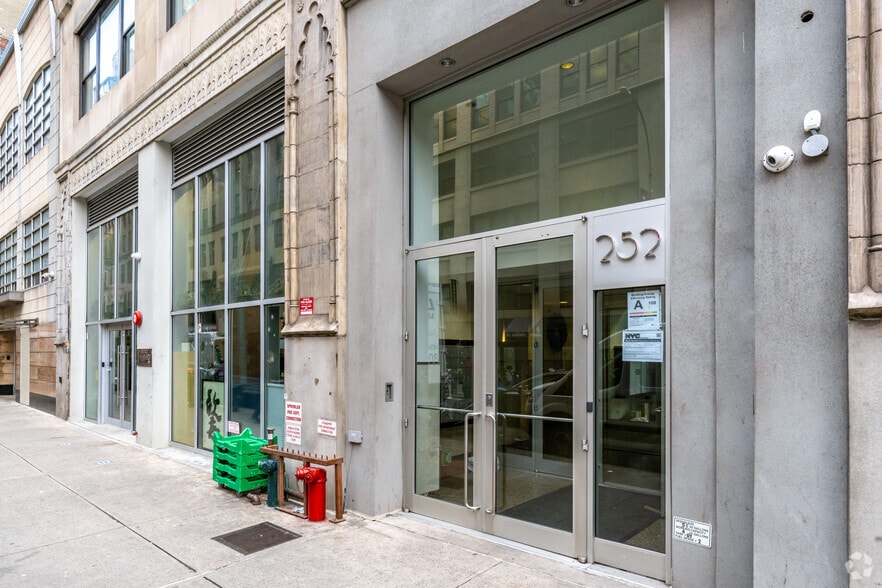 252 W 30th St, New York, NY for lease - Building Photo - Image 3 of 10