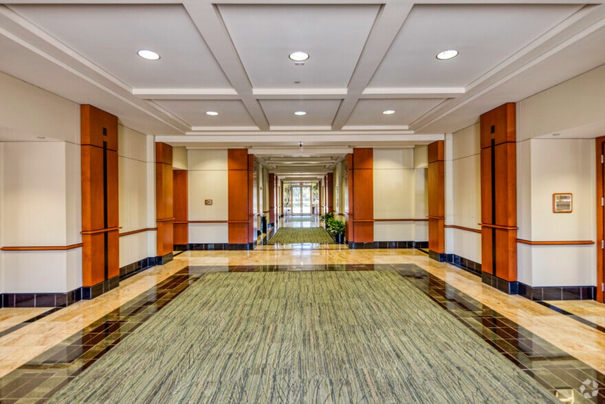 301 N Cattlemen Rd, Sarasota, FL à louer - Hall d’entrée - Image 2 de 7