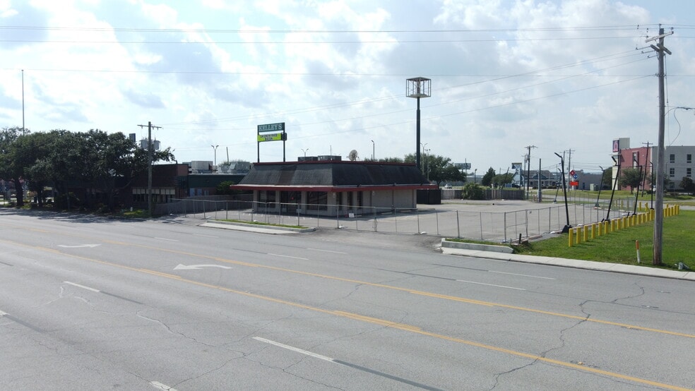 4308 Texas Ave, La Marque, TX for lease - Building Photo - Image 3 of 5