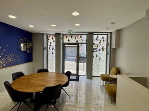 Retail in Paris for lease Interior Photo- Image 2 of 8