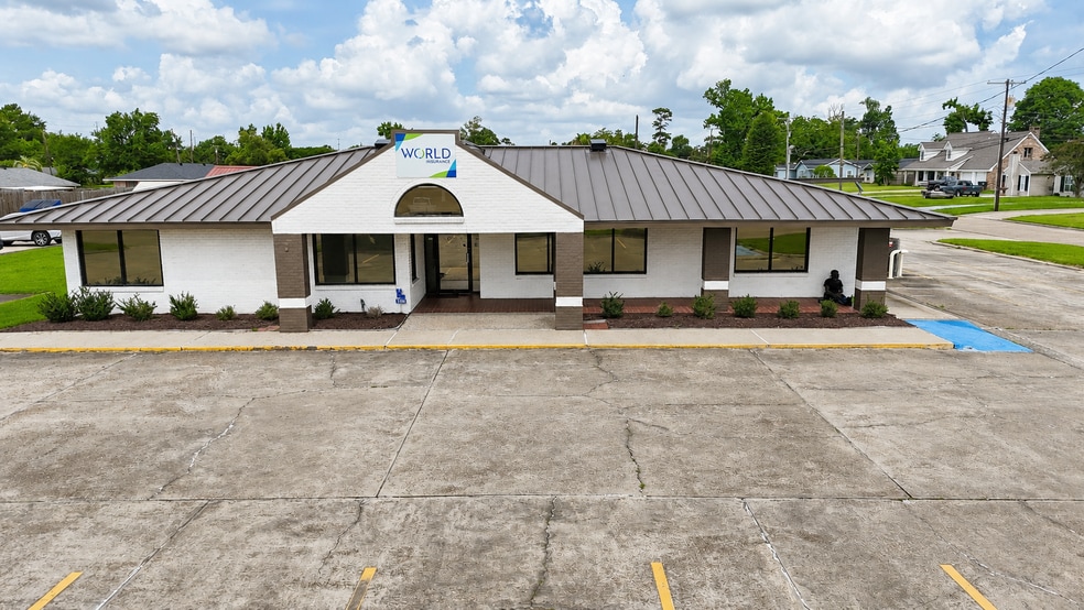 3100 Lake St, Lake Charles, LA for lease - Primary Photo - Image 1 of 7