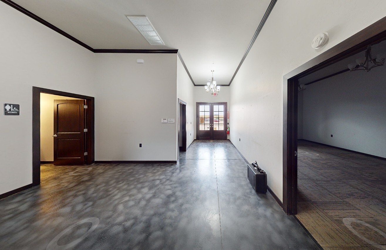 1716 Signal Ridge Dr, Edmond, OK 73013 - Unit B - - Interior Photo - Image 2 of 5