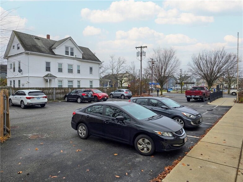 210 West Ave, Pawtucket, RI à vendre - Photo du bâtiment - Image 3 de 28