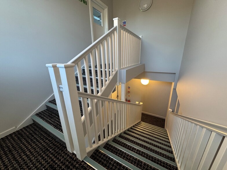 Bath Pl, Worthing for lease - Interior Photo - Image 3 of 11