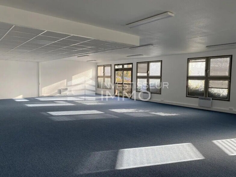 Office in Torcy for lease - Interior Photo - Image 2 of 5