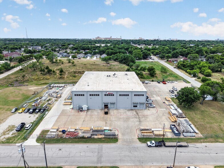 2000 E Richmond Ave, Fort Worth, TX à louer - Photo du bâtiment - Image 2 de 10