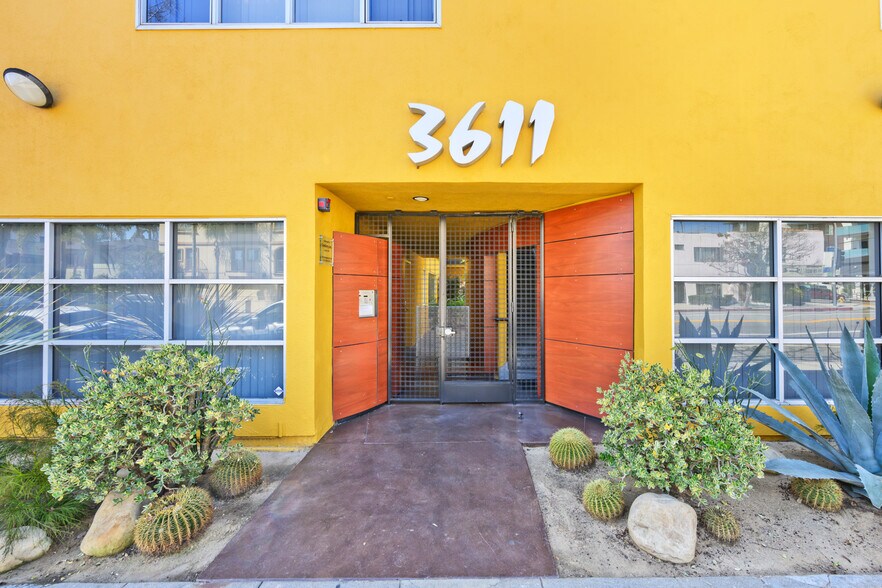 3611 Motor Ave, Los Angeles, CA à vendre - Photo du bâtiment - Image 2 de 29