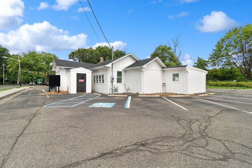 469 Main St, West Sayville, NY à vendre - Photo du bâtiment - Image 2 de 9
