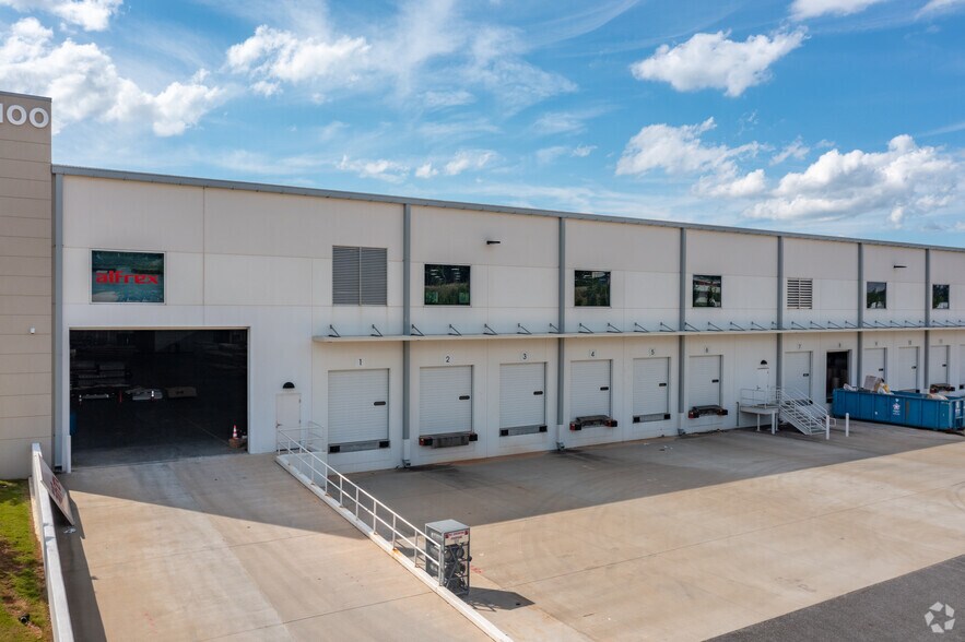 943 Gainesville Hwy, Buford, GA à louer - Photo du bâtiment - Image 3 de 6