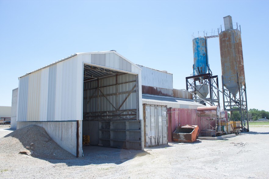 2500 E 9th St, Hays, KS for sale - Primary Photo - Image 1 of 4