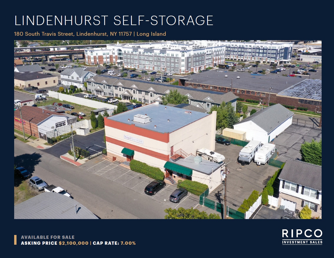 180 S Travis St, Lindenhurst, NY à vendre Photo du bâtiment- Image 1 de 16