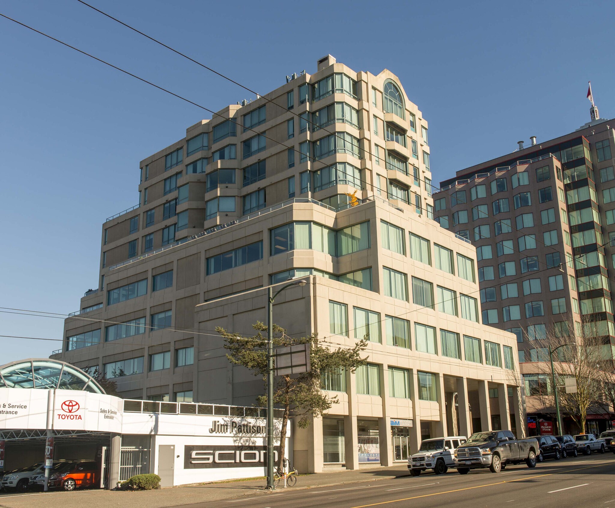 1355-1371 W Broadway, Vancouver, BC à louer Photo du bâtiment- Image 1 de 8