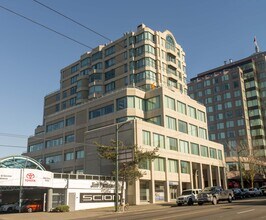 1355-1371 W Broadway, Vancouver, BC à louer Photo du bâtiment- Image 1 de 8