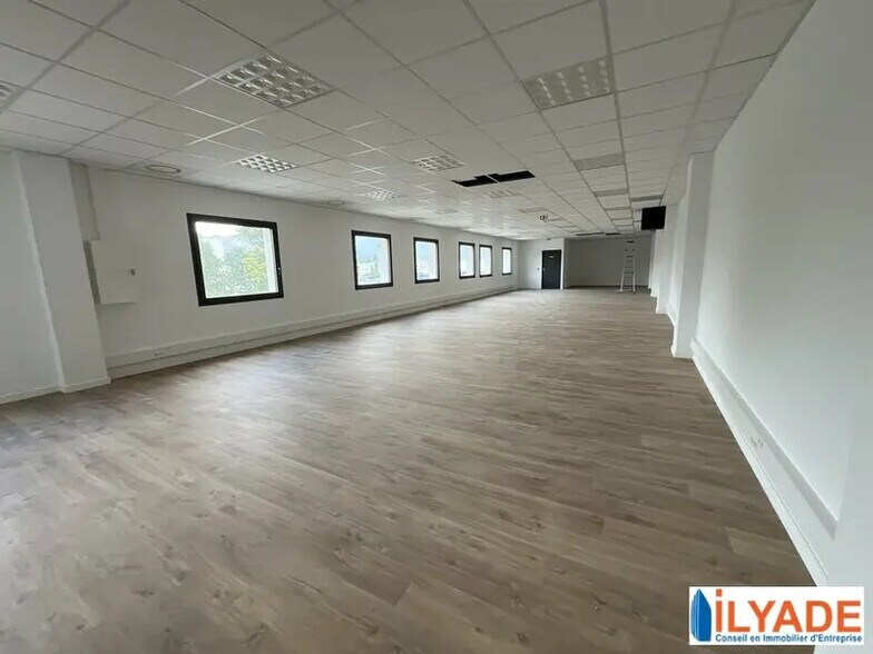 Office in Aubagne for lease - Interior Photo - Image 3 of 4
