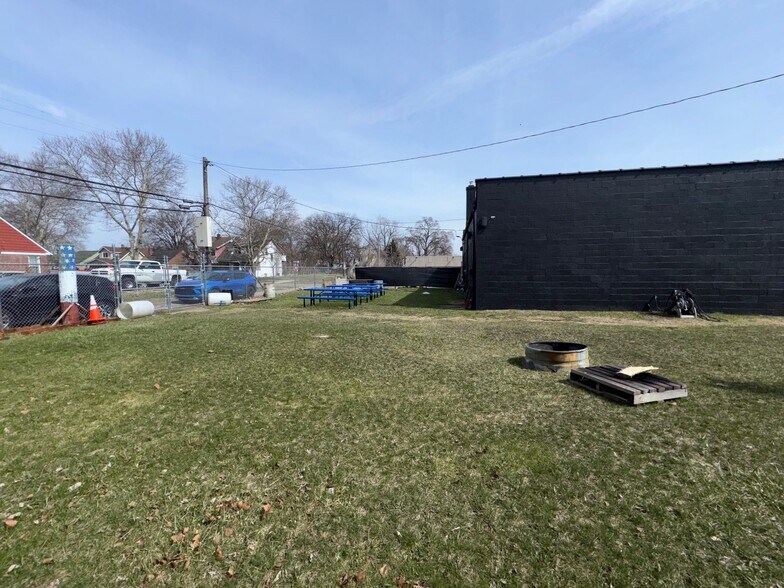 1647 E 7 Mile Rd, Highland Park, MI à vendre - Photo du bâtiment - Image 3 de 9