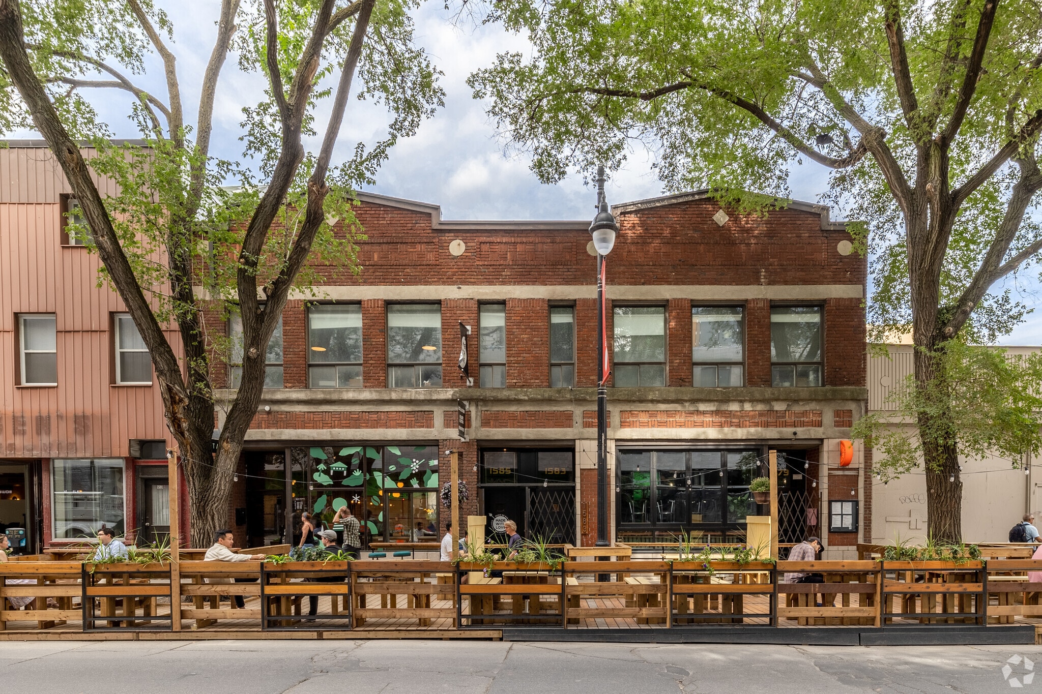 1579-1587 Saint-Laurent Boul, Montréal, QC for lease Primary Photo- Image 1 of 4