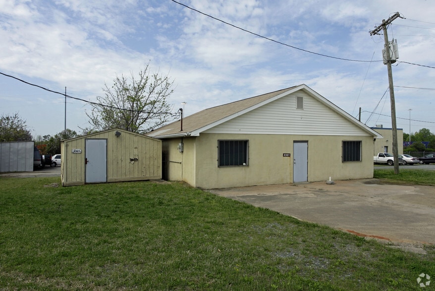 4901 Rozzelles Ferry Rd, Charlotte, NC à louer - Photo du bâtiment - Image 2 de 2