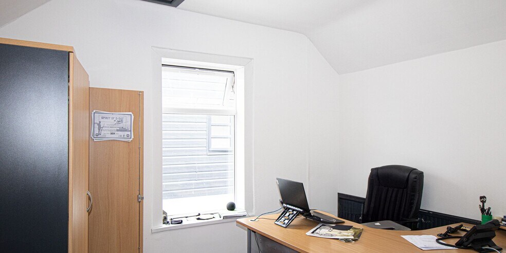 106 Broad St, Barry for lease - Interior Photo - Image 2 of 8