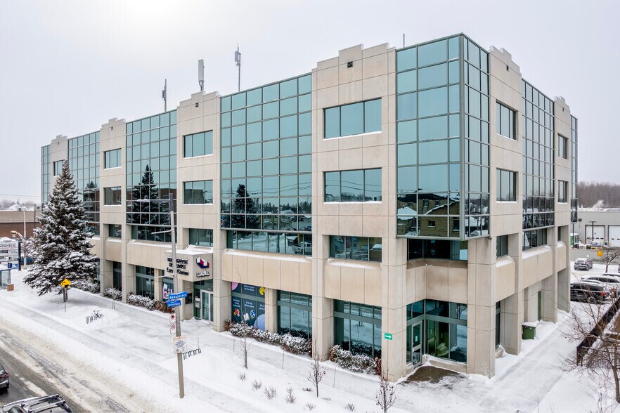 4650-4660 Boul Des Laurentides, Laval, QC à louer - Photo du bâtiment - Image 2 de 4