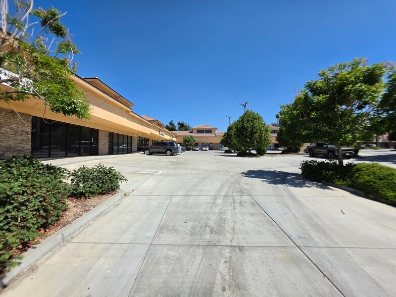 2888 E Florida Ave, Hemet, CA à louer - Photo du bâtiment - Image 3 de 7