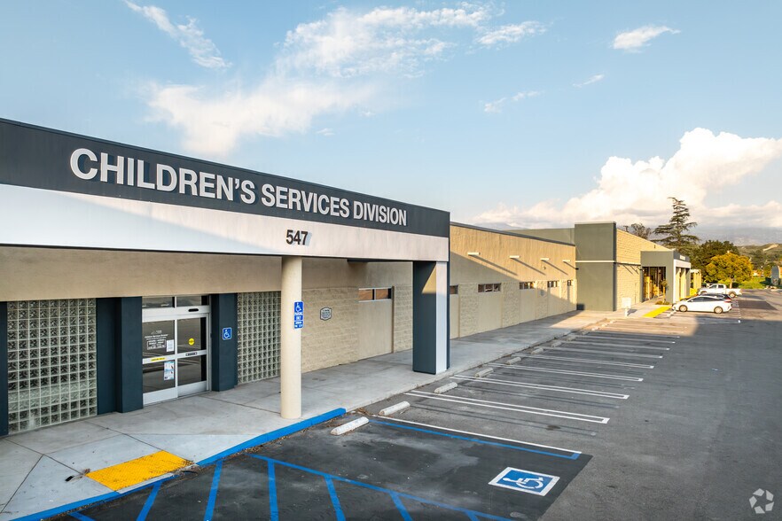 501-573 N San Jacinto St, Hemet, CA à louer - Photo du bâtiment - Image 3 de 10