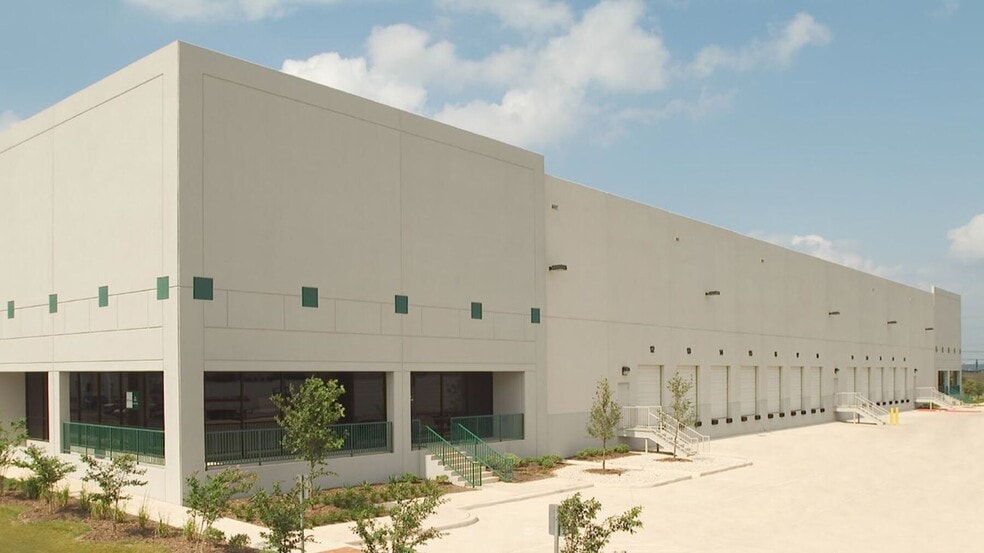 4400 NE Loop 410, San Antonio, TX à louer - Photo du bâtiment - Image 2 de 4