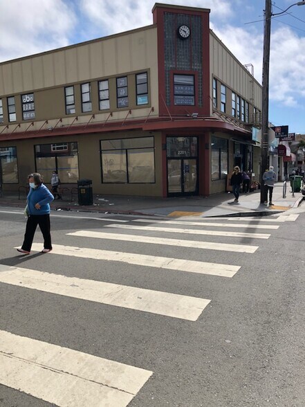 2201-2209 Irving St, San Francisco, CA à louer - Photo du bâtiment - Image 3 de 3